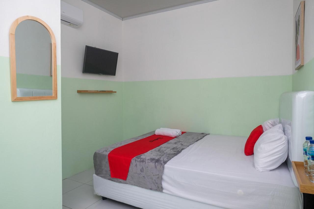Hotel Reddoorz Near Tugu Kartasura à Sukoharjo Extérieur photo