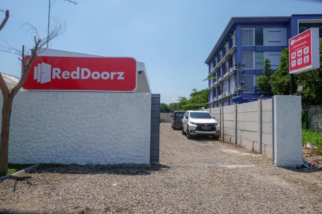 Hotel Reddoorz Near Tugu Kartasura à Sukoharjo Extérieur photo