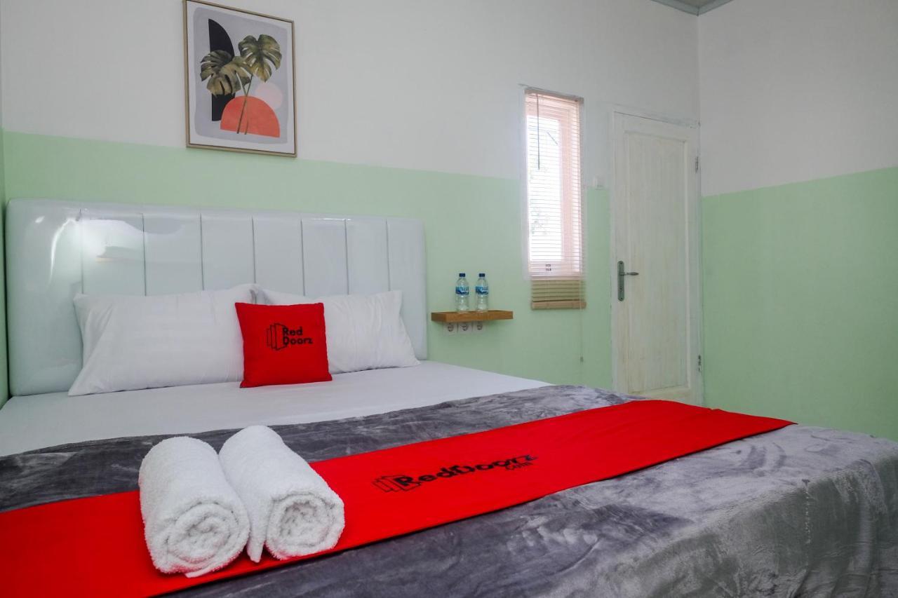 Hotel Reddoorz Near Tugu Kartasura à Sukoharjo Extérieur photo