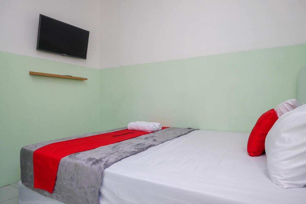 Hotel Reddoorz Near Tugu Kartasura à Sukoharjo Extérieur photo